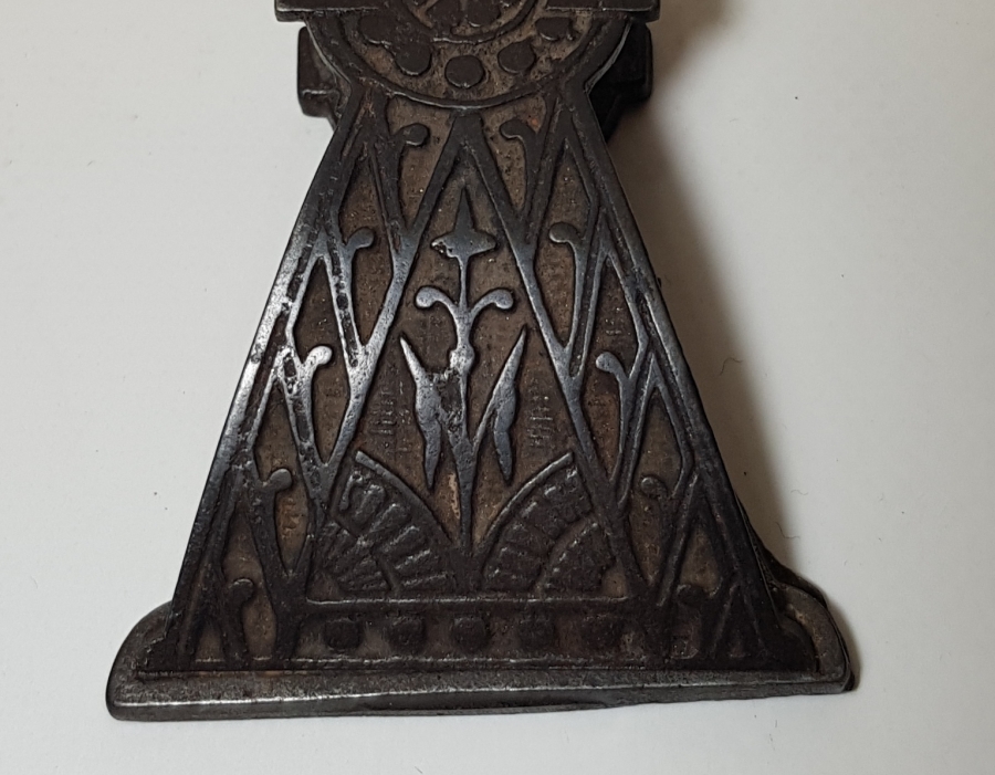 ÜZERİ İŞLEMELİ DÖVME DEMİR KAĞIT KISKACI