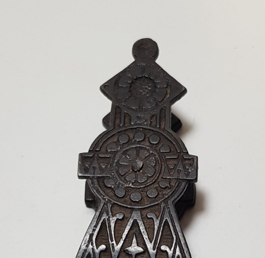 ÜZERİ İŞLEMELİ DÖVME DEMİR KAĞIT KISKACI