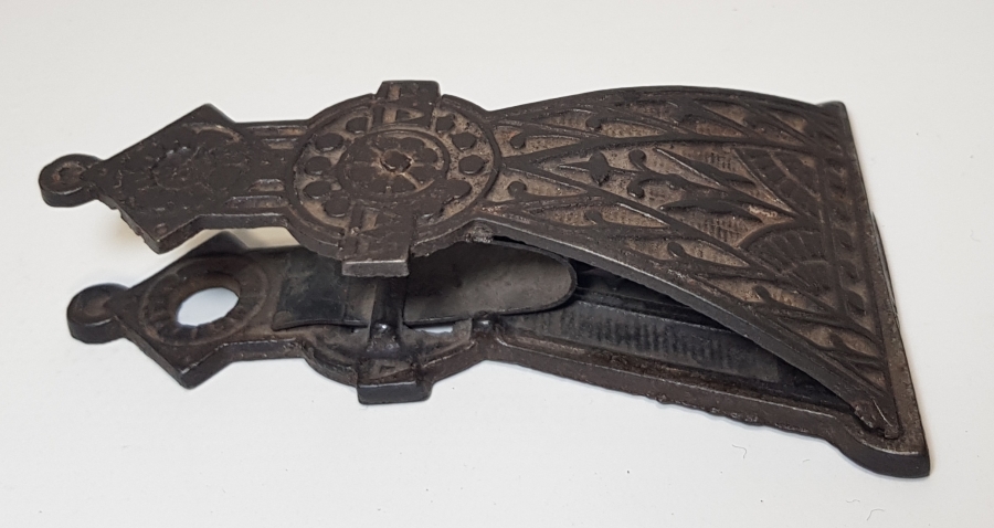 ÜZERİ İŞLEMELİ DÖVME DEMİR KAĞIT KISKACI