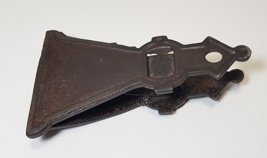 ÜZERİ İŞLEMELİ DÖVME DEMİR KAĞIT KISKACI