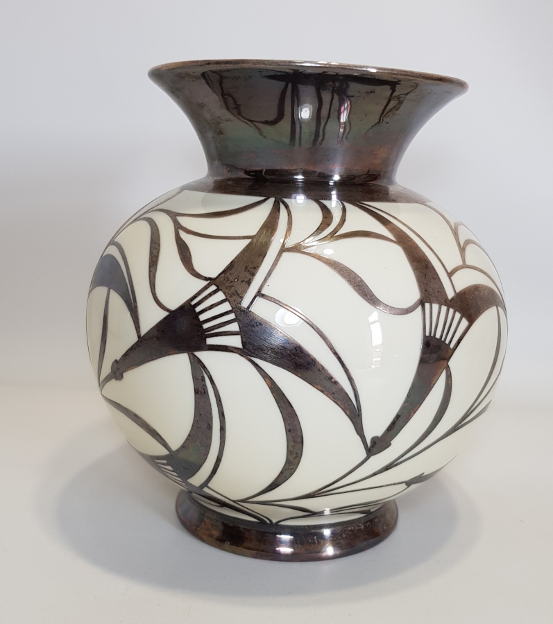 1900'LERDEN NADİR FORMDA GÜMÜŞ GİYDİRME PORSELEN VAZO