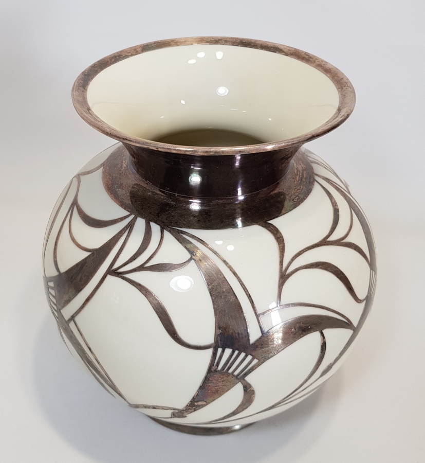 1900'LERDEN NADİR FORMDA GÜMÜŞ GİYDİRME PORSELEN VAZO