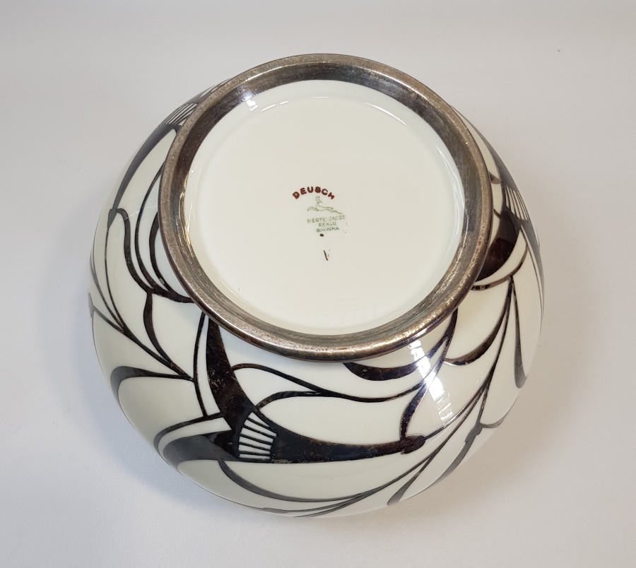 1900'LERDEN NADİR FORMDA GÜMÜŞ GİYDİRME PORSELEN VAZO