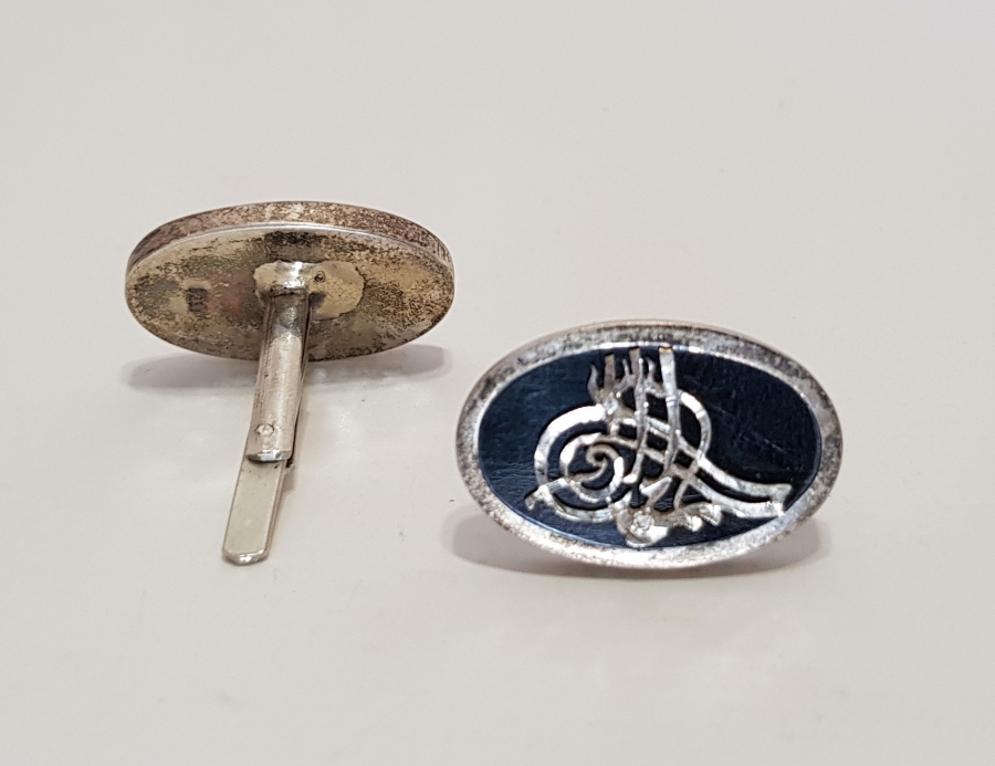 OLTU TAŞI ÜZERİ GÜMÜŞ TUĞRA MOTFİLİ BİR ÇİFT KOL DÜĞMESİ