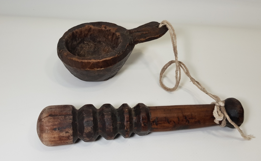 OSMANLI DÖNEMİ AHŞAPTAN MAMÜL PRİMİTİF ECZACI HAVANI