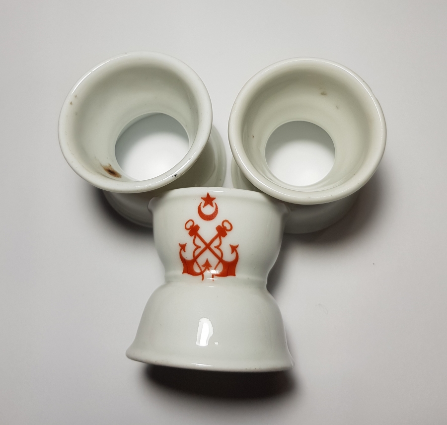 OSMANLI DÖNEMİ, AY YILDIZLI, DENİZCİ AMBLEMLİ ÜÇ ADET PORSELEN PEÇETELİK