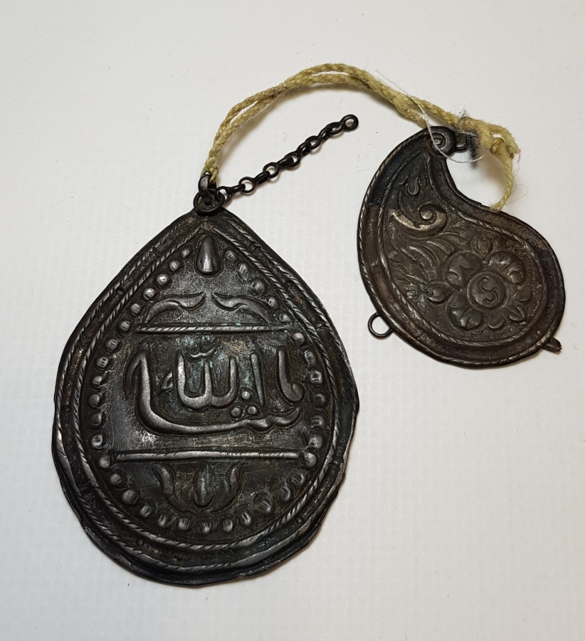 OSMANLI DÖNEMİ KABARTMA İŞÇİLİKLİ GÜMÜŞ ARMUDİ VE KOLYE UCU