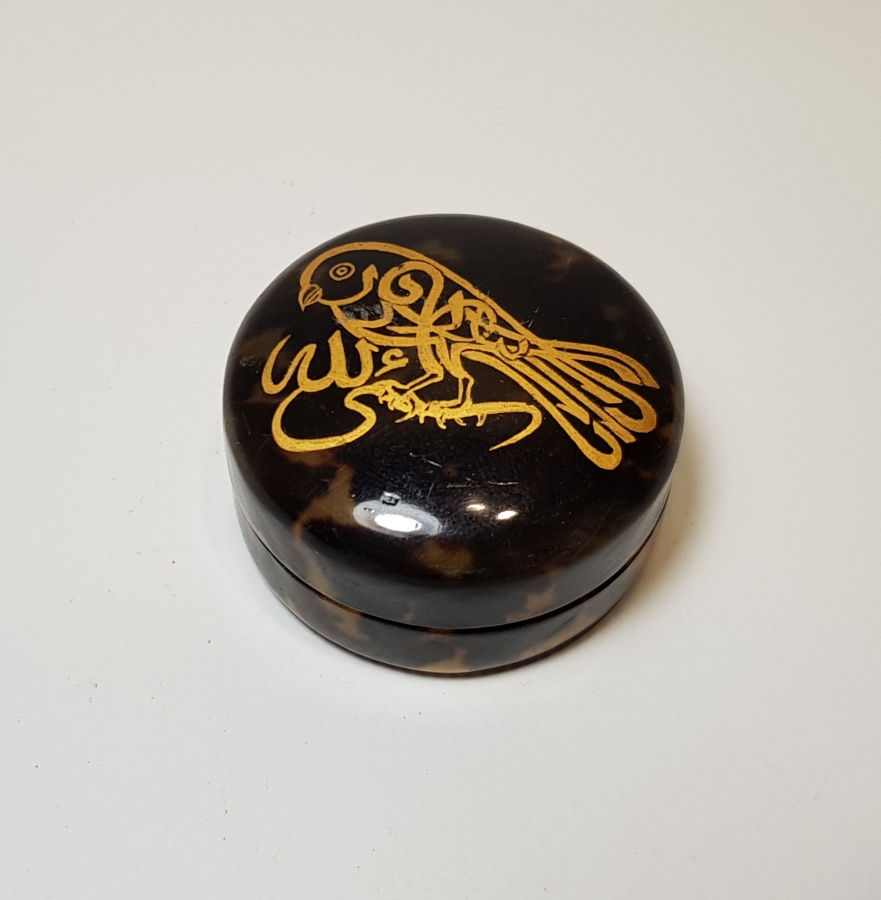 ÜZERİNDE KUŞ FORMLU ALTIN YAZILI HAT BULUNAN NADİR BAĞA KARANFİLLİK