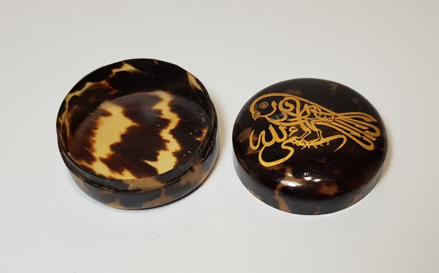 ÜZERİNDE KUŞ FORMLU ALTIN YAZILI HAT BULUNAN NADİR BAĞA KARANFİLLİK