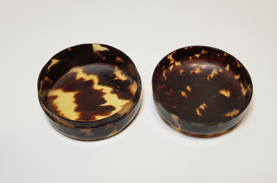 ÜZERİNDE KUŞ FORMLU ALTIN YAZILI HAT BULUNAN NADİR BAĞA KARANFİLLİK