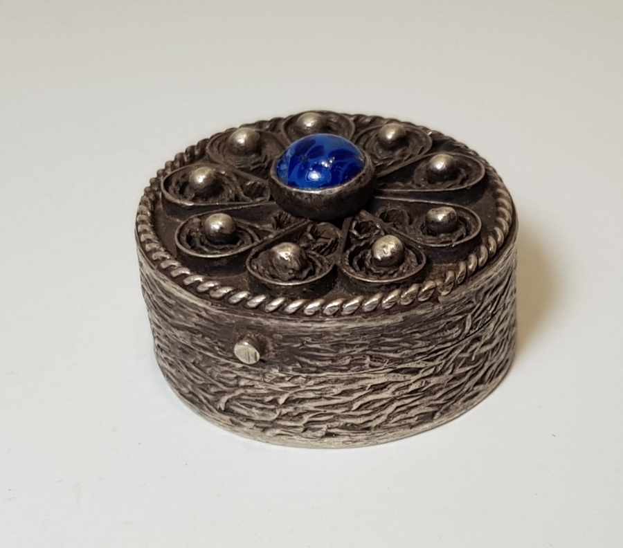 ÜZERİ DOĞAL TAŞLI GÜMÜŞ KUTU