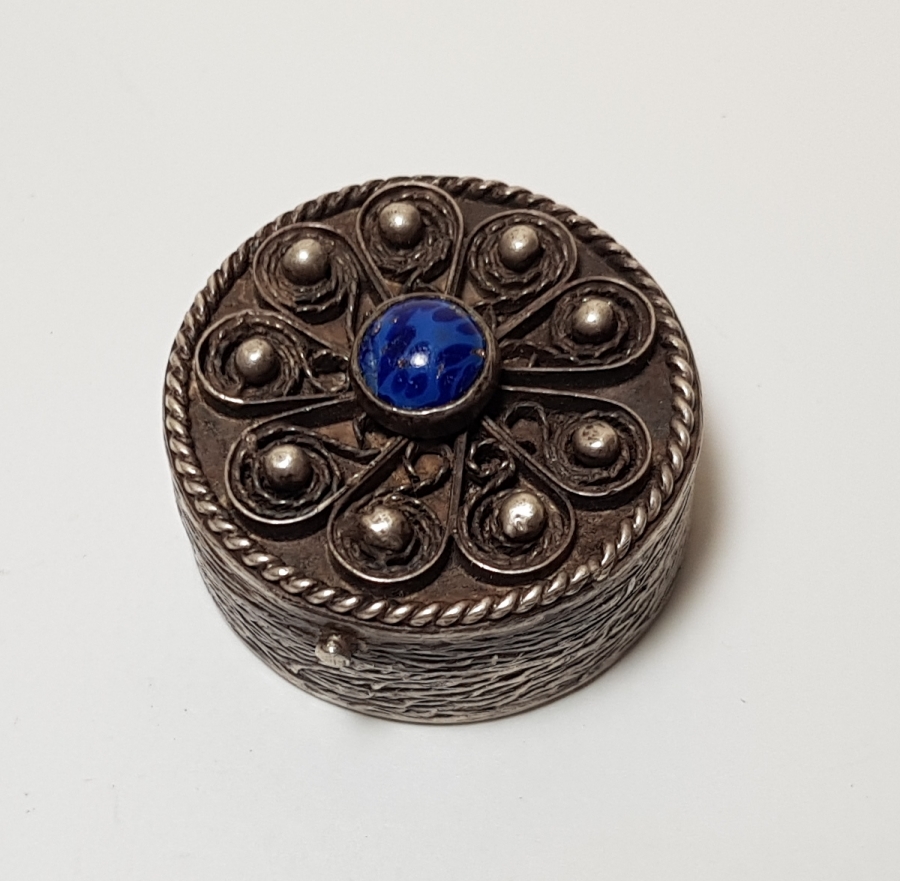 ÜZERİ DOĞAL TAŞLI GÜMÜŞ KUTU