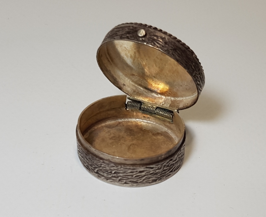 ÜZERİ DOĞAL TAŞLI GÜMÜŞ KUTU