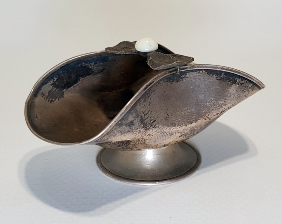 ÜZERİNDE DOĞAL TAŞ BULUNAN GÜMÜŞ ŞEKERLİK