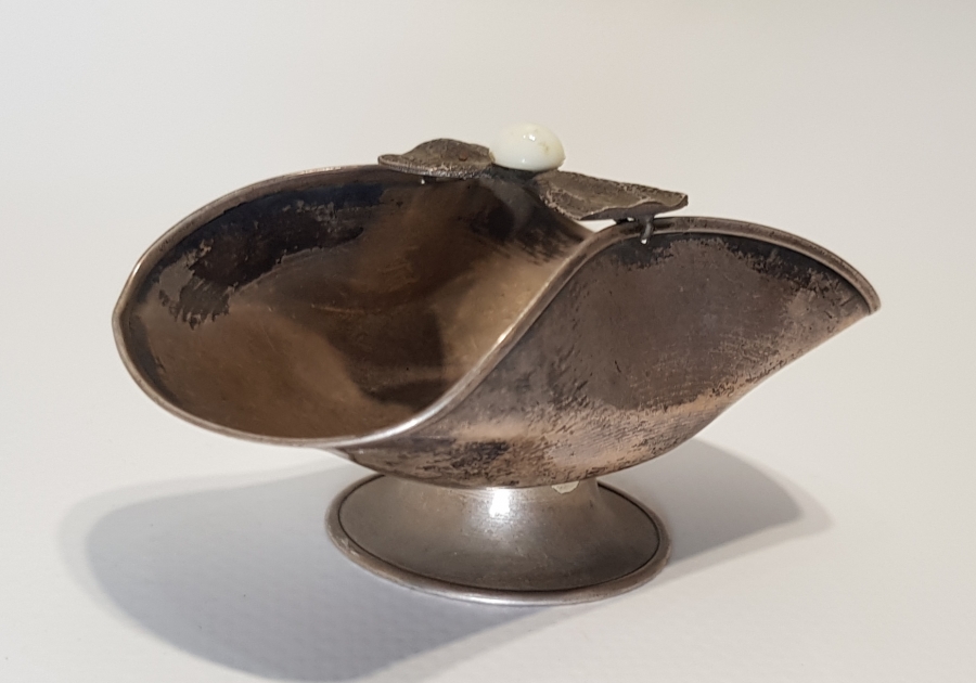 ÜZERİNDE DOĞAL TAŞ BULUNAN GÜMÜŞ ŞEKERLİK