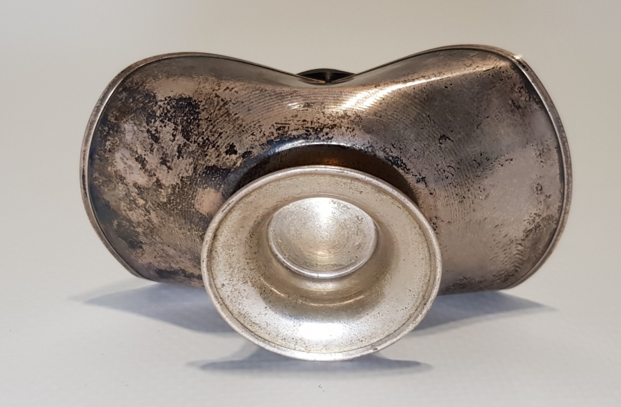 ÜZERİNDE DOĞAL TAŞ BULUNAN GÜMÜŞ ŞEKERLİK