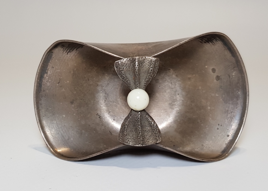 ÜZERİNDE DOĞAL TAŞ BULUNAN GÜMÜŞ ŞEKERLİK