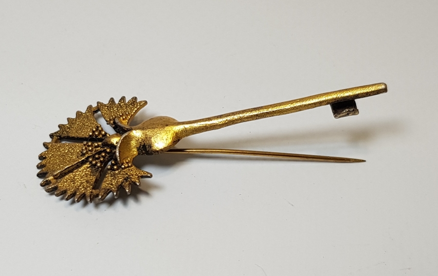 KARANFİL FORMDA ALTIN YALDIZLI GÜMÜŞ BROŞ