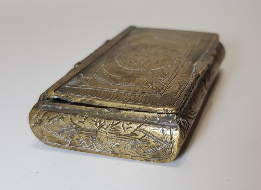 ÜZERİ OSMANLICA YAZILI ENFİYE KUTUSU