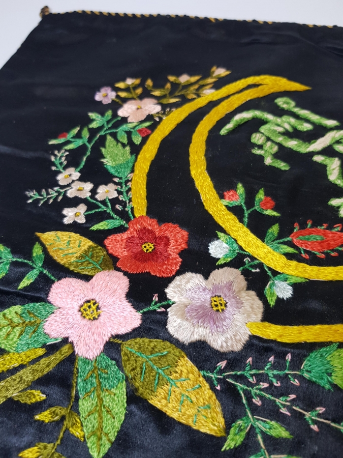 ÇİÇEK BUKETİ VE HİLAL TEMALI, OSMANLICA ALLAH KERİM YAZILI İPEK YASTIK YÜZÜ