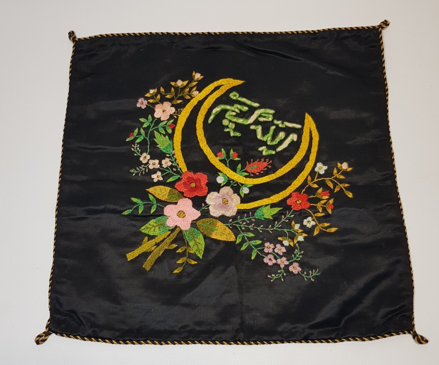 ÇİÇEK BUKETİ VE HİLAL TEMALI, OSMANLICA ALLAH KERİM YAZILI İPEK YASTIK YÜZÜ