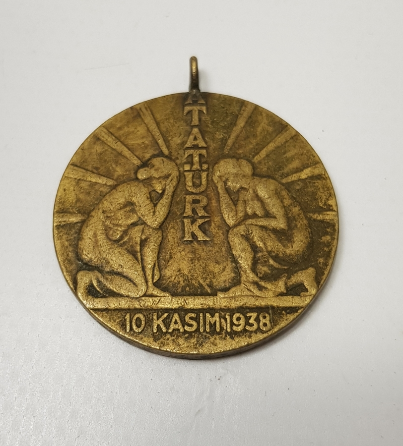 ATATÜRK 10 KASIM 1938 KURTARDIĞIN TÜRK KADINI SANA BAĞLILIĞINI SUNAR MADALYON