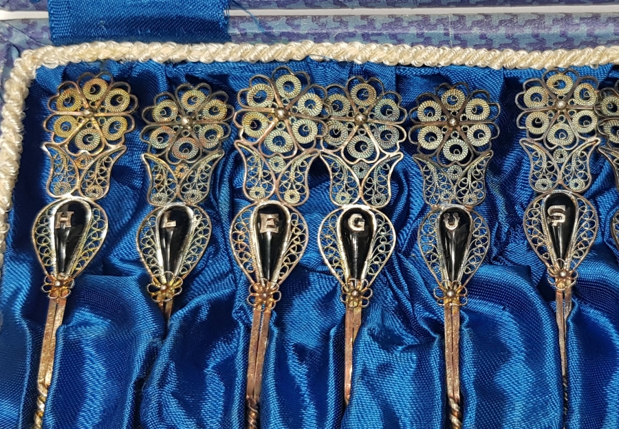 KUTUSUNDA, ERZURUM İŞİ OLTU TAŞLI, İNİSİYALLİ ÇAY KAŞIĞI TAKIMI