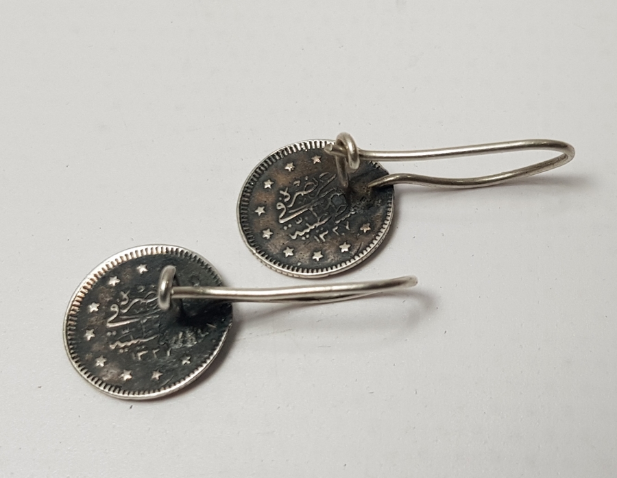 OSMANLI DÖNEMİ GÜMÜŞ PARALARDAN YAPILMIŞ BİR ÇİFT KÜPE