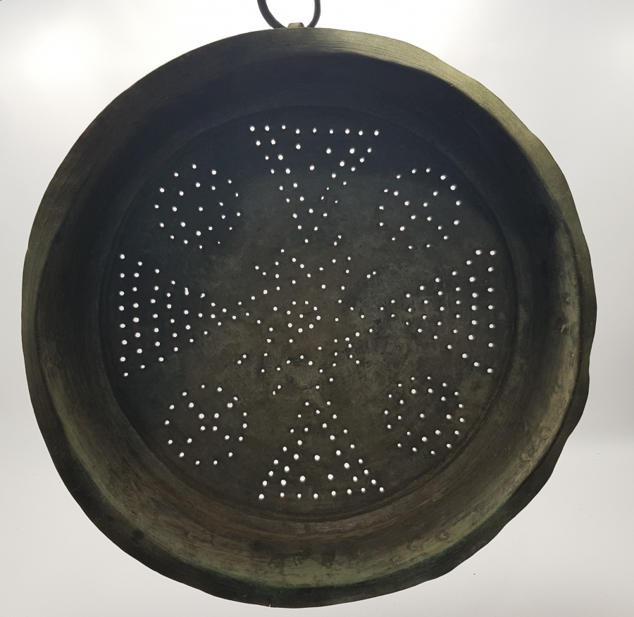 OSMANLI DÖNEMİ  HAÇ VE MÜHRÜ SÜLEYMAN MOTİFLİ DEV BOY BAKIR SÜZGEÇ