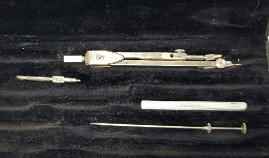 KUTUSUNDA OSMANLICA OHANNES'İN ECZANESİ YAZILI PERGEL SETİ