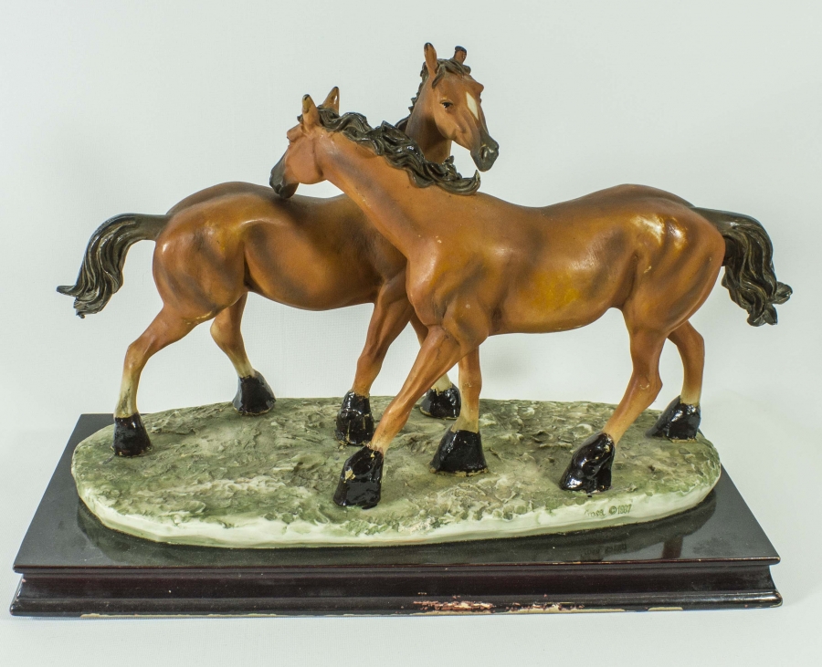 MANTAFIARI COLLECTION AHŞAP KAİDELİ SERAMİK AT HEYKELİ