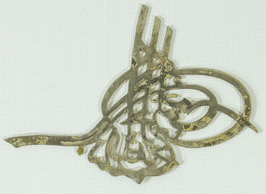 KIL TESTERE İŞÇİLİKLİ TUĞRA FORMUNDA BESMELE