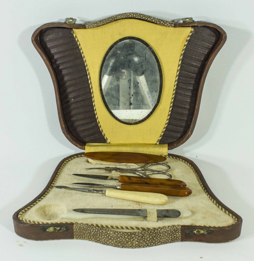 KUTUSUNDA MAKYAJ BAKIM SETİ 