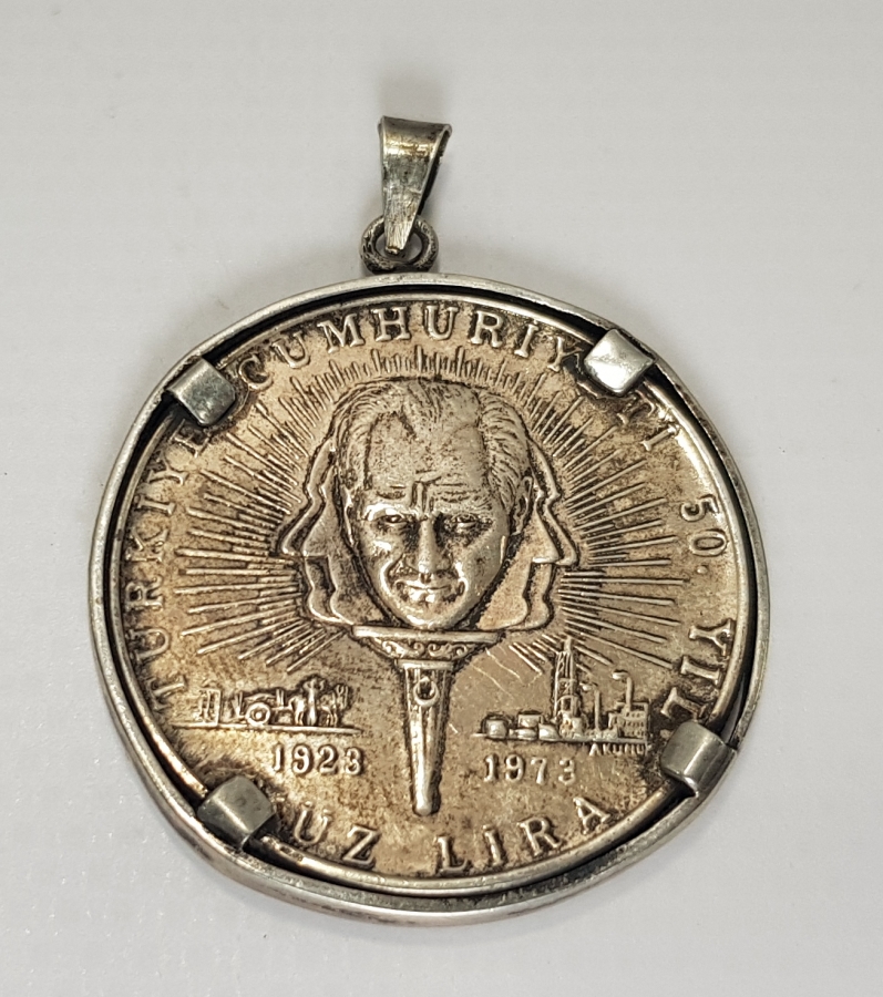 CUMHURİYETİN 50. YILI GÜMÜŞ HATIRA PARADAN YAPILMIŞ KOLYE UCU