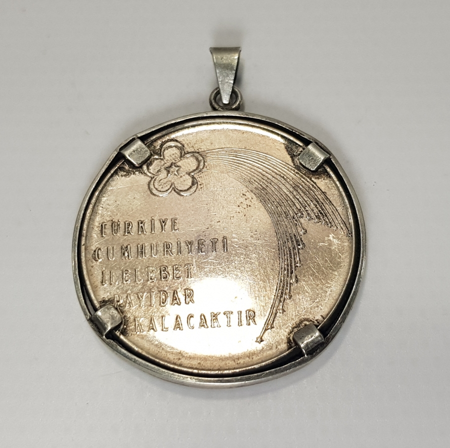 CUMHURİYETİN 50. YILI GÜMÜŞ HATIRA PARADAN YAPILMIŞ KOLYE UCU