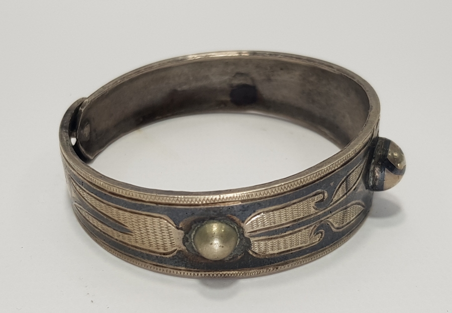 OSMANLI DÖNEMİ KABARA İŞÇİLİKLİ SAVATLI GÜMÜŞ BİLEKLİK