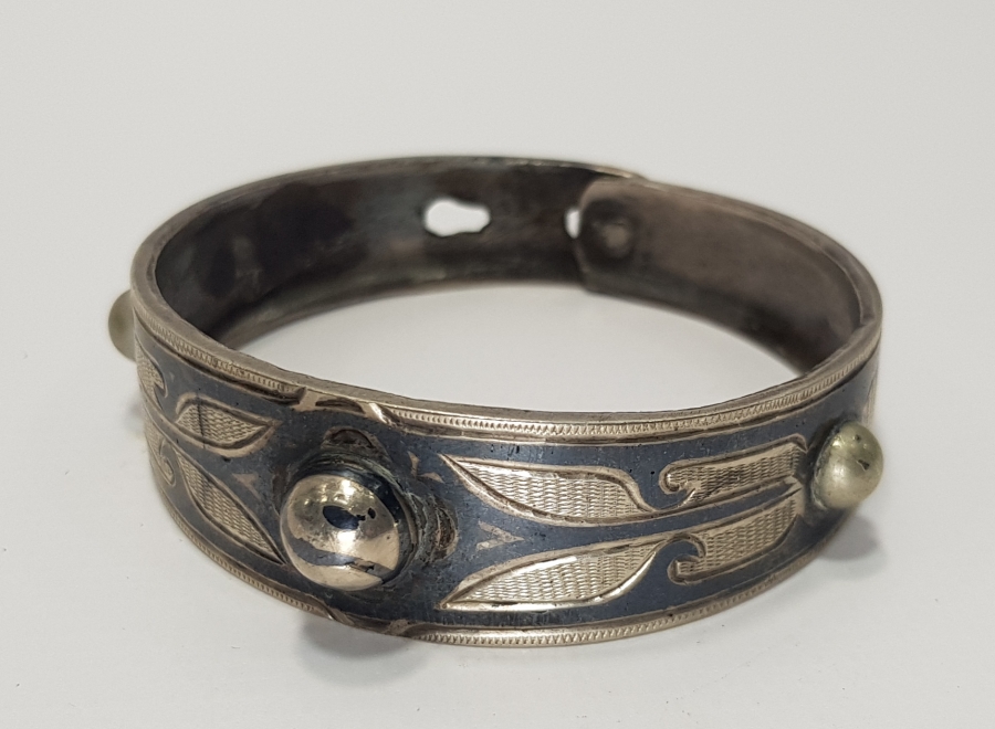 OSMANLI DÖNEMİ KABARA İŞÇİLİKLİ SAVATLI GÜMÜŞ BİLEKLİK