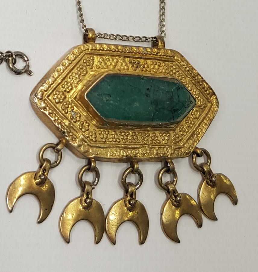 OSMANLI DÖNEMİ ÜZERİ DOĞAL TAŞLI VE HİLAL SARKITLI GÜMÜŞ KOLYE