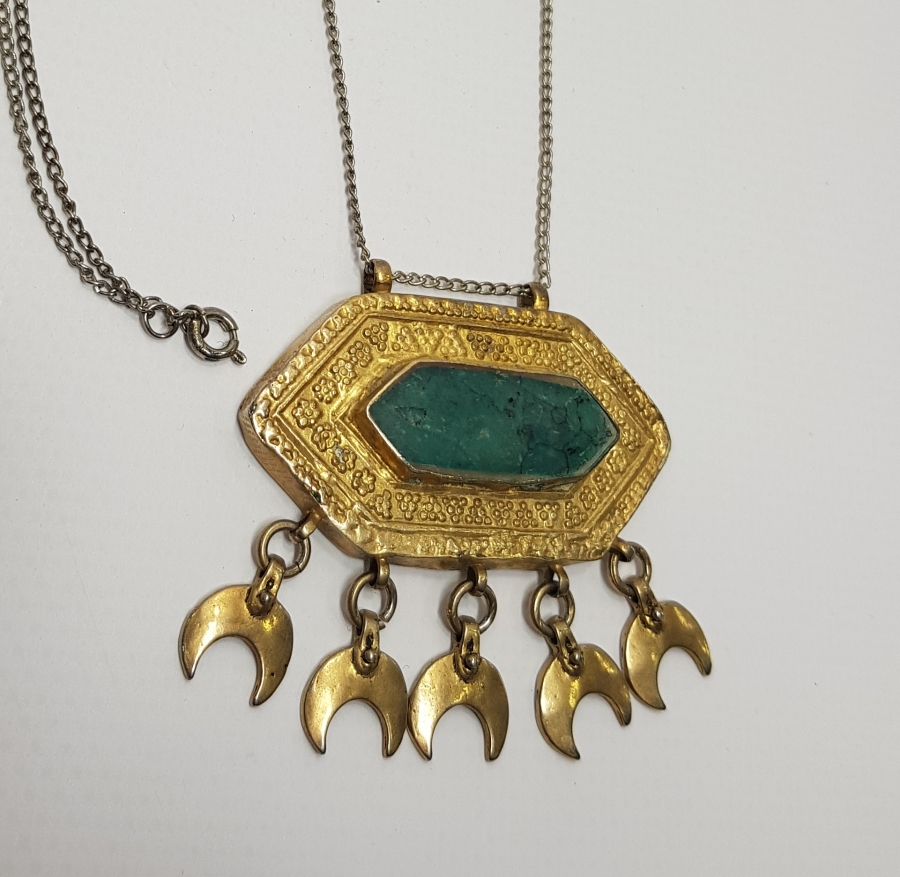 OSMANLI DÖNEMİ ÜZERİ DOĞAL TAŞLI VE HİLAL SARKITLI GÜMÜŞ KOLYE