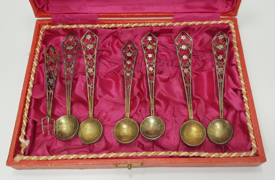 OSMANLI PARALARINDAN YAPILMIŞ TELKARİ İŞÇİLİKLİ GÜMÜŞ ÇAY TAKIMI