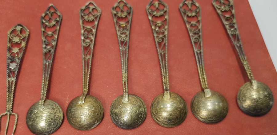 OSMANLI PARALARINDAN YAPILMIŞ TELKARİ İŞÇİLİKLİ GÜMÜŞ ÇAY TAKIMI