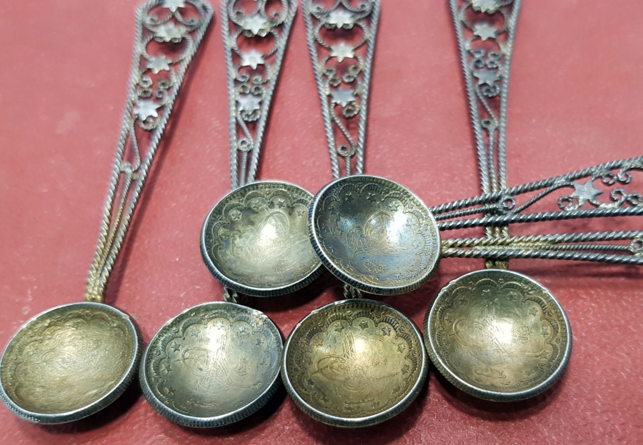 OSMANLI PARALARINDAN YAPILMIŞ TELKARİ İŞÇİLİKLİ GÜMÜŞ ÇAY TAKIMI