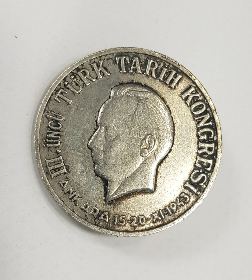 3. TÜRK TARİH KONGRESİ 1943 TARİHLİ İSMET İNÖNÜ ROZET 