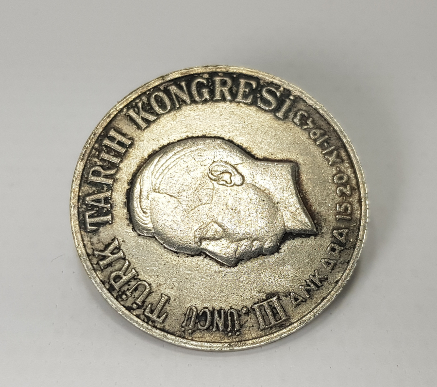 3. TÜRK TARİH KONGRESİ 1943 TARİHLİ İSMET İNÖNÜ ROZET 