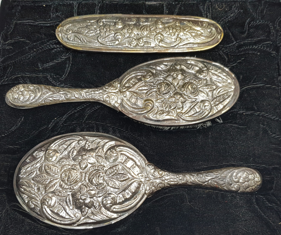 KUTUSUNDA GÜMÜŞ AYNA FIRÇA VE TARAK TAKIMI