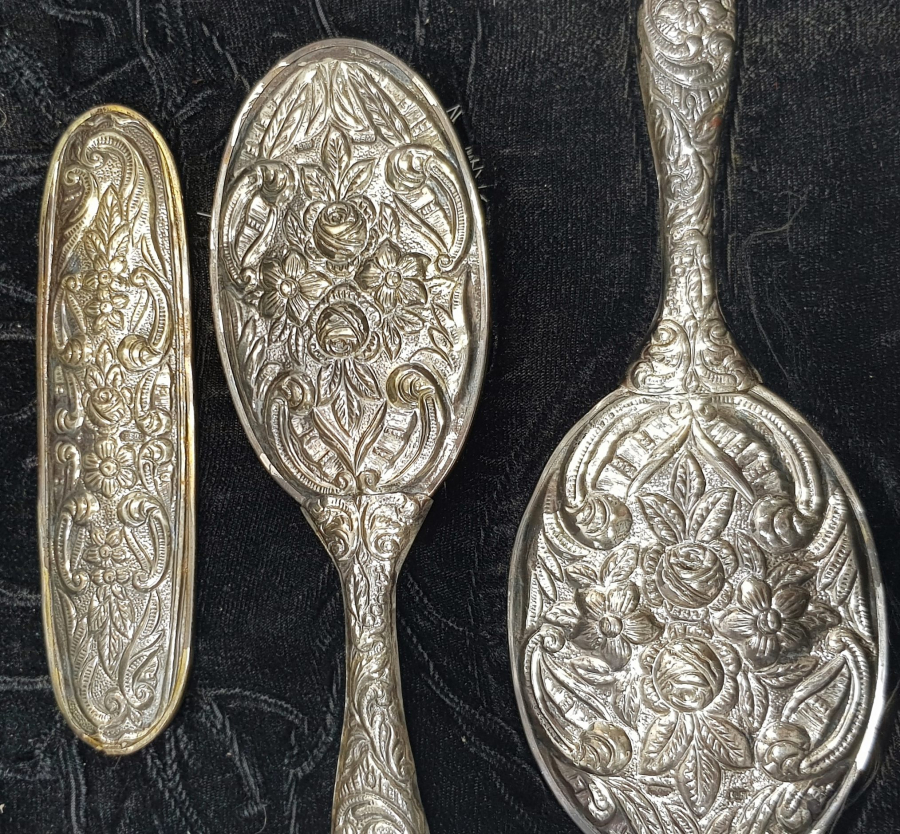 KUTUSUNDA GÜMÜŞ AYNA FIRÇA VE TARAK TAKIMI