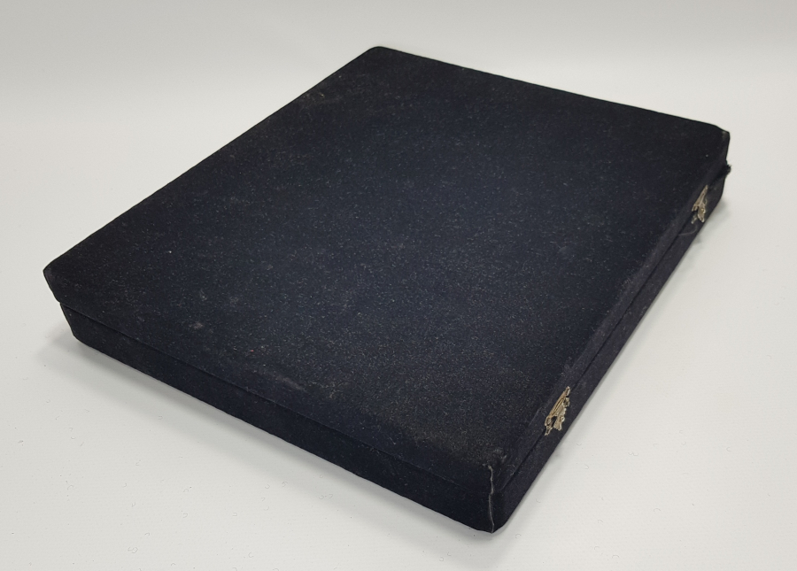 KUTUSUNDA GÜMÜŞ AYNA FIRÇA VE TARAK TAKIMI