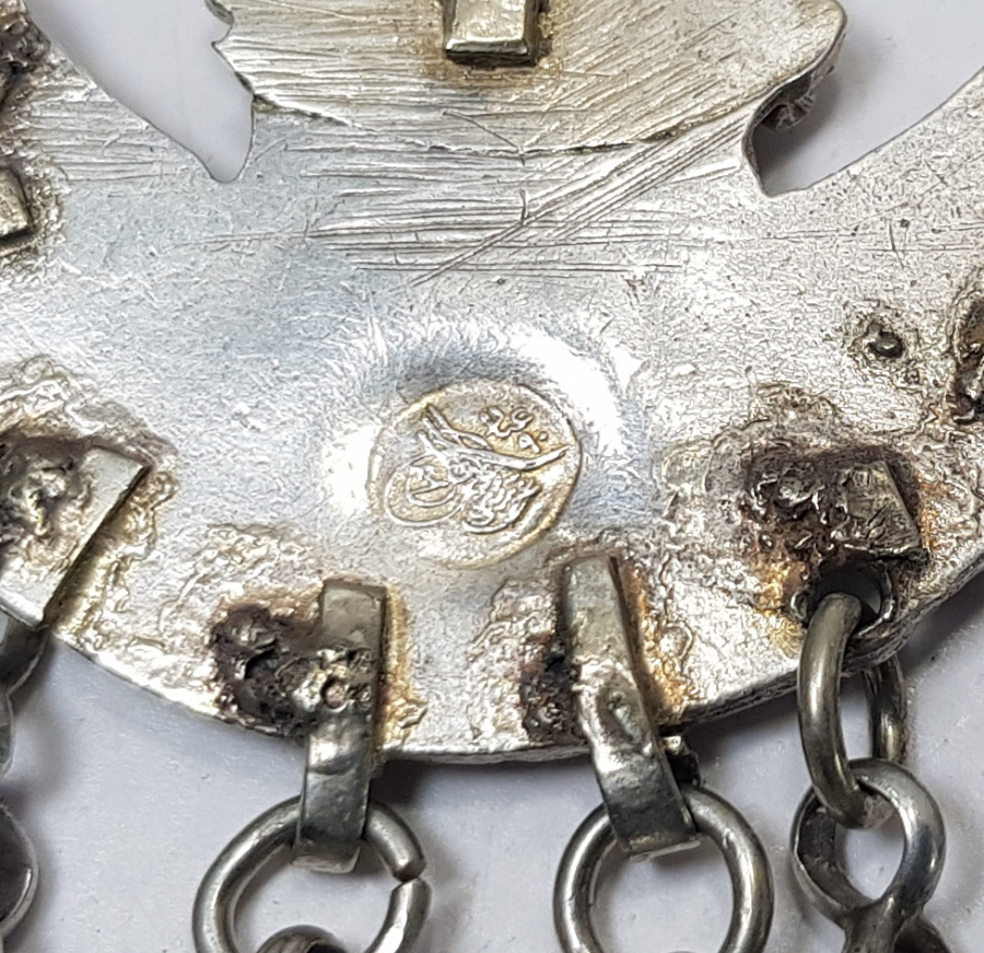 OSMANLI DÖNEMİ GÜVERSE İŞÇİLİKLİ TUĞRALI GÜMÜŞ FES SÜSÜ