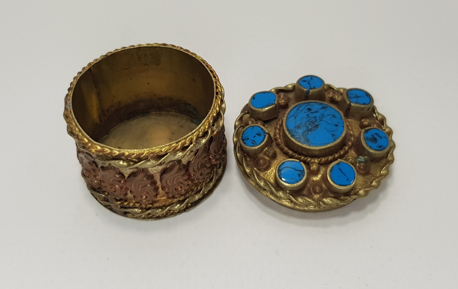 ÜZERİ TURKUAZ TAŞLI ALTIN VERMEYLİ KUTU