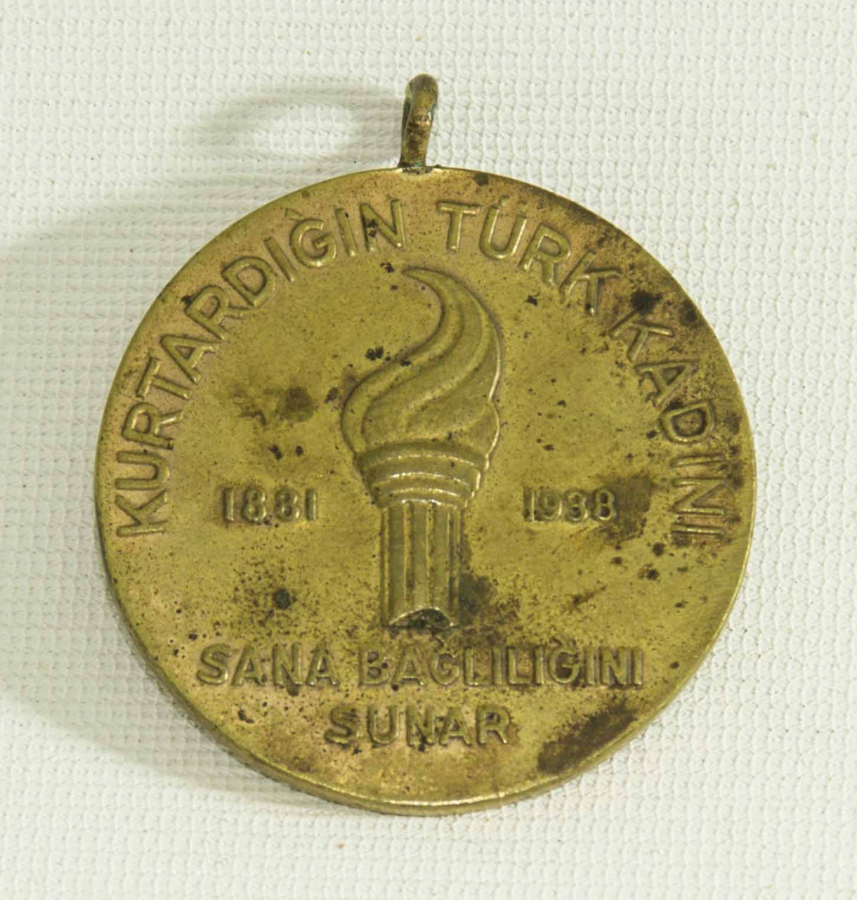 ATATÜRK 10 KASIM 1938 KURTARDIĞIN TÜRK KADINI SANA BAĞLILIĞINI SUNAR MADALYON